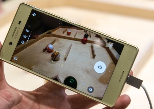 Xperia X forsøker å gjette hvor ballen kommer til å være. Dermed skal fokusmotoren få bedre tid til å jobbe, slik at motivet aldri går ut av fokus.