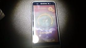 Mobilen kan lades opp med en lommelykt.