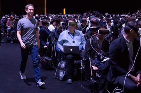 Ingen la merke til at Facebook-sjefen spaserte ved siden av dem da han gikk opp til scenen.