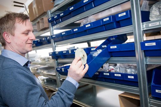 Tusenvis av små varer skal håndteres effektivt. Det krever et godt ERP-system.