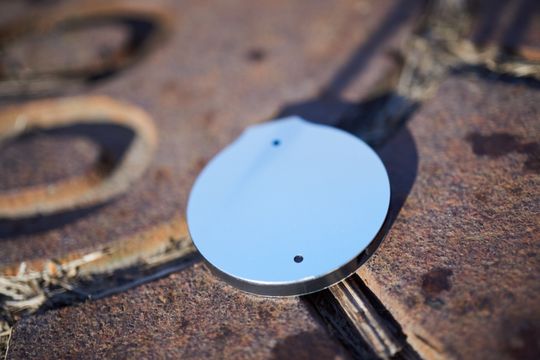 På baksiden av TrackR Bravo finner vi to hull og ellers lite annet.