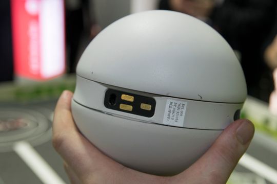 Roboten lades med krybbe eller med USB type C-kabel.