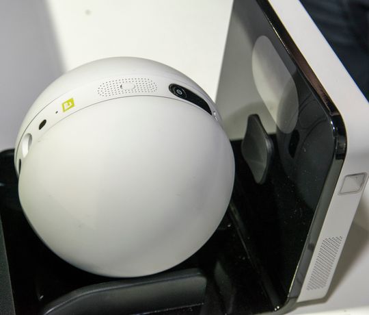 Ladekrybben ser ut til å være laget for at Rolling Bot skal kunne parkere selv, og en funksjon med navnet Park er å finne i appen, men LG kunne foreløpig ikke bekrefte om den kan hente strøm helt selv.