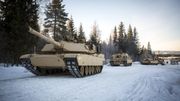 Tre M1A1 Abrams og en Hercules beringsvogn.