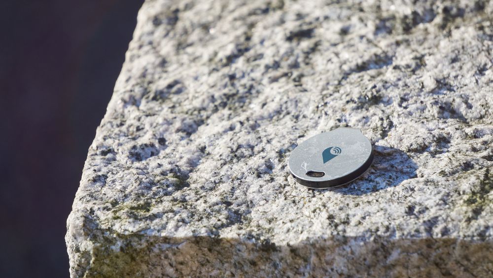 TrackR Bravo er en minimalistisk og lekker sak i aluminium.
