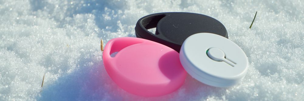 iHere3 leveres med to gummideksler til å ha rundt: ett i svart, og ett i rosa.