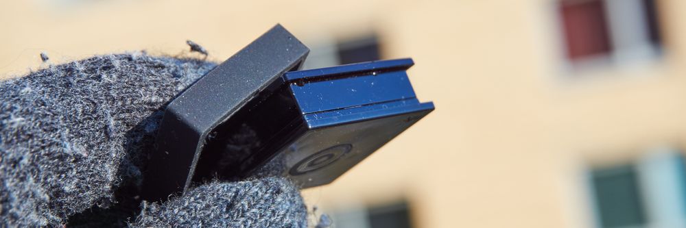 Uten dekselet på er brikken laget kun i hardplast, og ser ikke like pen ut.