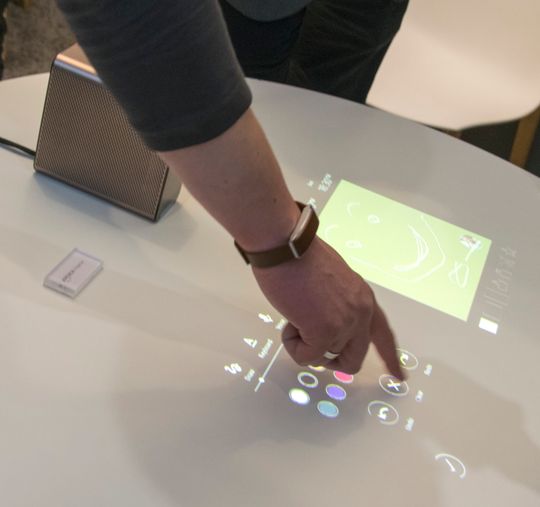 Mange ville prøve Xperia Projector på Sonys område.