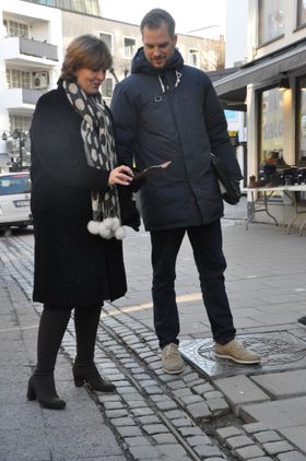 Ordfører i Bærum kommune, Lisbeth Hammer Krog, bruker «Meld en feil»-appen for å melde inn et feil. Tjenesteleder Christian Strandenæs instruerer.