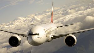 Image-2-Emirates-Boeing-777-200LR-in-fli