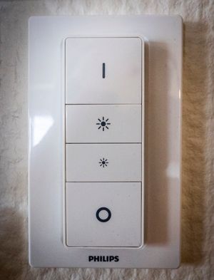 Dimmer-bryteren fra Hue, som kan plasseres i et veggfeste med magneter og fungere omtrent som en vanlig lysbryter, eller tas ut og brukes som fjernkontroll.