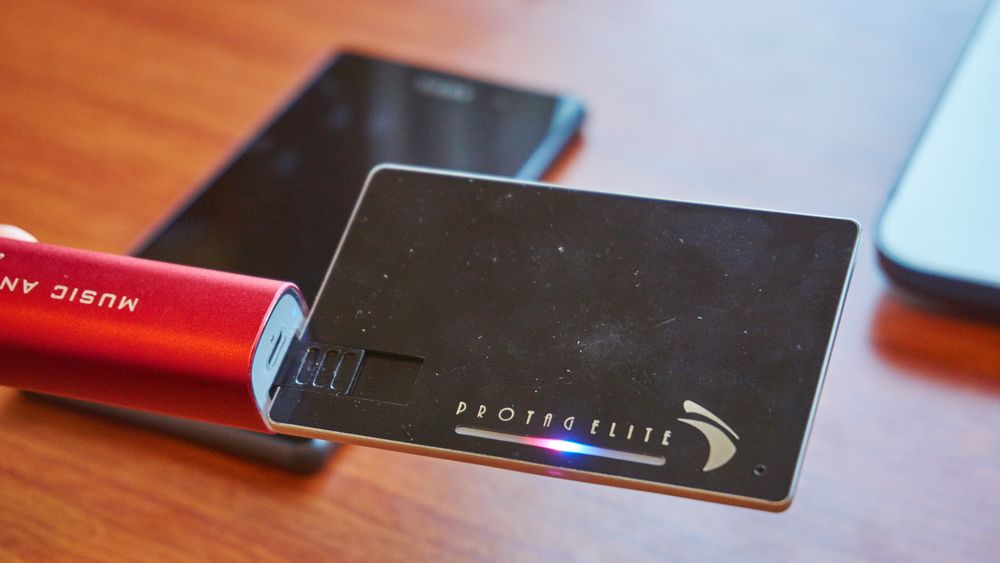 Via USB-utgangen kan du for eksempel lade gjennom en PC, eller – som her – gjennom en nødlader.