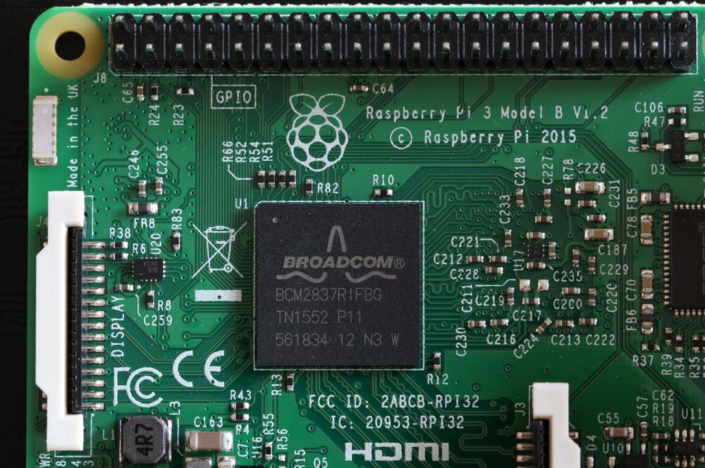 Utsnitt av Raspberry Pi 3. Her ser vi den nye SoC-en: Broadcom BCM2837. Ved festehullet øverst til venstre ser vi trådløsantennen.