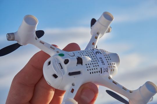 Minnekortplassen har siden forrige generasjon X4 fått en ny og MYE smartere plassering, der minnekortet ikke lenger stikker en halv centimeter ut av selve dronen.