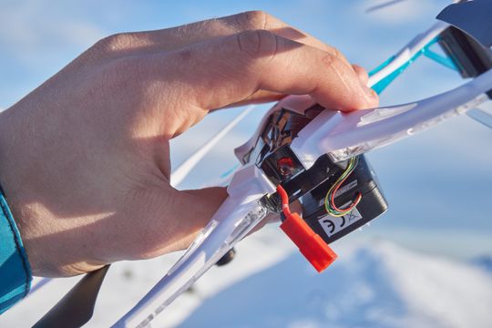 Batteriet har en egen lomme på baksiden av dronen, og er relativt stort.