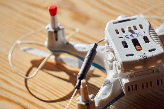 Antennen på Hábrók-dronen fikk vi aldri til å sitte skikkelig, ettersom festet var ødelagt fra fabrikk. De små, røde gummiputene har også en lei tendens til å falle av.