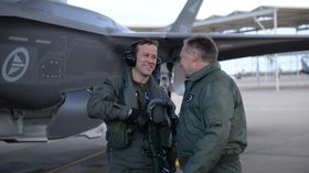 Morten Hanche gratuleres av generalinspektør i Luftforsvaret Per Egil Rygg etter den første turen i et norsk F-35.
