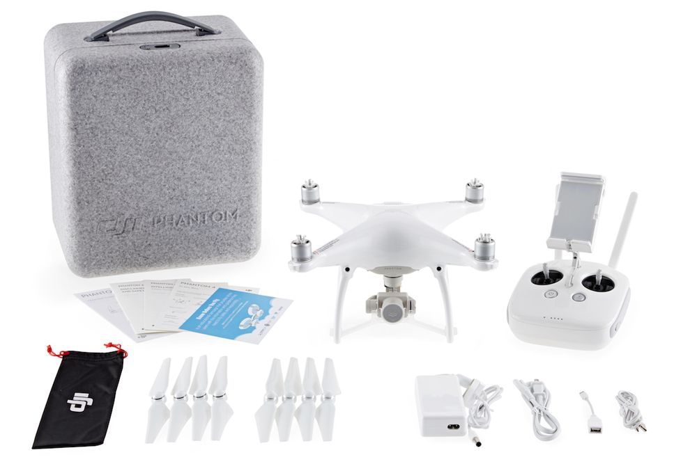 DJI Phantom 4 leveres i en oppbevaringskasse med isopor, fjernkontroll, to sett med propeller, lader og nødvendige ledninger.