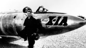 Chuck Yeager foran X-1A-testflyet han brøt lydmuren med for 68 år siden.