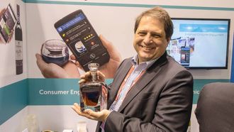 Davor Sutija i Thin Film. Beskyttelse mot forfalskning av produkter er ett bruksområde for selskapets NFC-brikker.