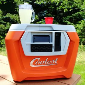 Coolest Cooler har innebygget blender, Bluetooth-høyttaler, og en liten hylle for oppbevaring av telefonen.