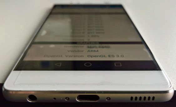USB Type-C i bunnen, samt også hodetelefoninngang og høyttalerhull.