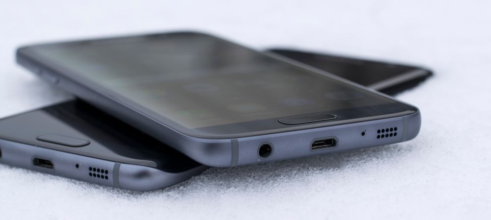 Galaxy S7 oppå Galaxy S7 Edge. Begge har buet glass på baksiden, men det er bare Edge-modellen som har buer også på forsiden.