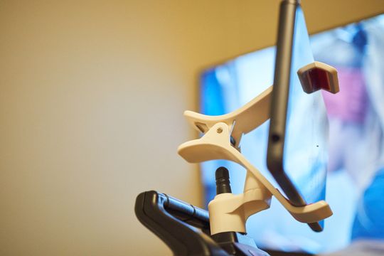 Mobilfestet som følger med kontrollen til Syma X5SW er helt suverent – enklere og sikrere blir det ikke!