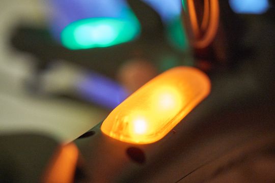 Det er relativt kraftige lysdioder under dronen, som gjør det lett å se den i skumringen.