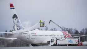 Avising av et Boeing 737-800 fra Norwegian på Oslo lufthavn.
