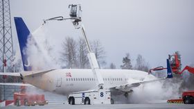 Avising av et Boeing 737-700 fra SAS på Oslo lufthavn.
