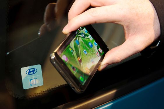 Åpne bildøren til en Hyundai med en NFC-telefon