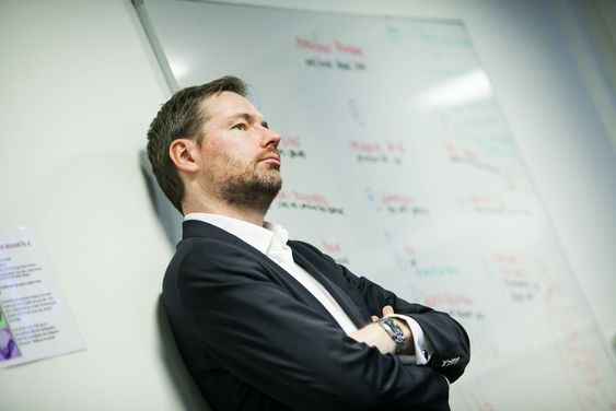 Oddgeir Hvidsten står ved oppsummeringstalven der teamet forsøker å koke ned sine funn. Dette skal inngå i en rapport til skattemyndighetenes ledelse - og kan være med på å endre alt fra lovgivning til metodebruk.