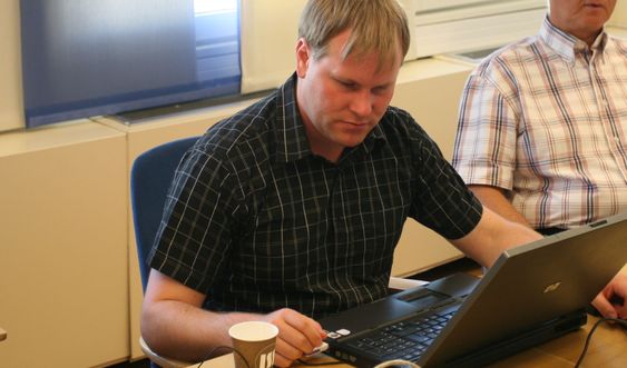 Bjørn Roger Johansen demonstrerte løsningen. I likhet med 90 prosent av Blindeforbundets medlemmer er han svaksynt.