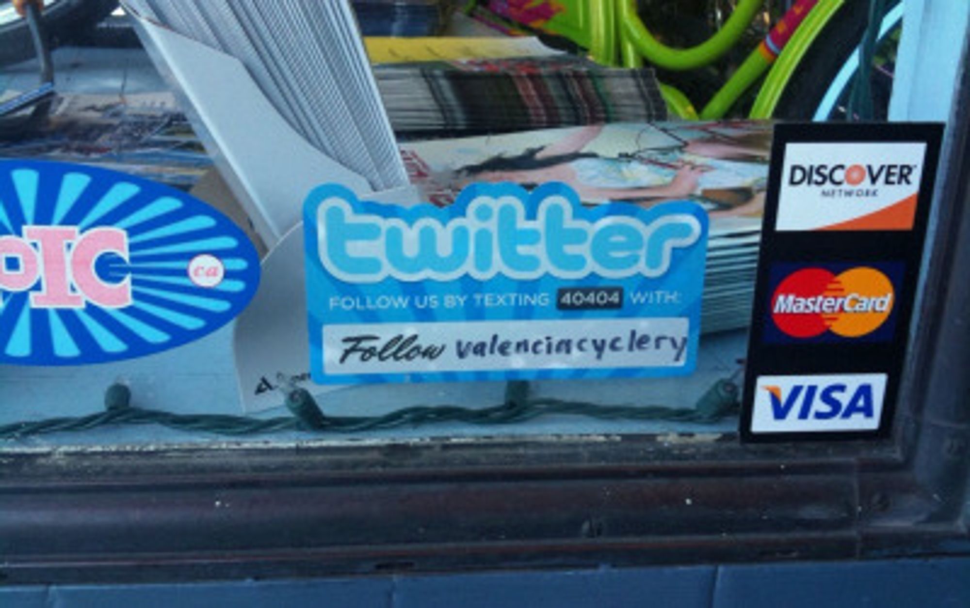 Vitrine fra lokal forretning som tilbyr kundeoppfølging via Twitter på SMS.