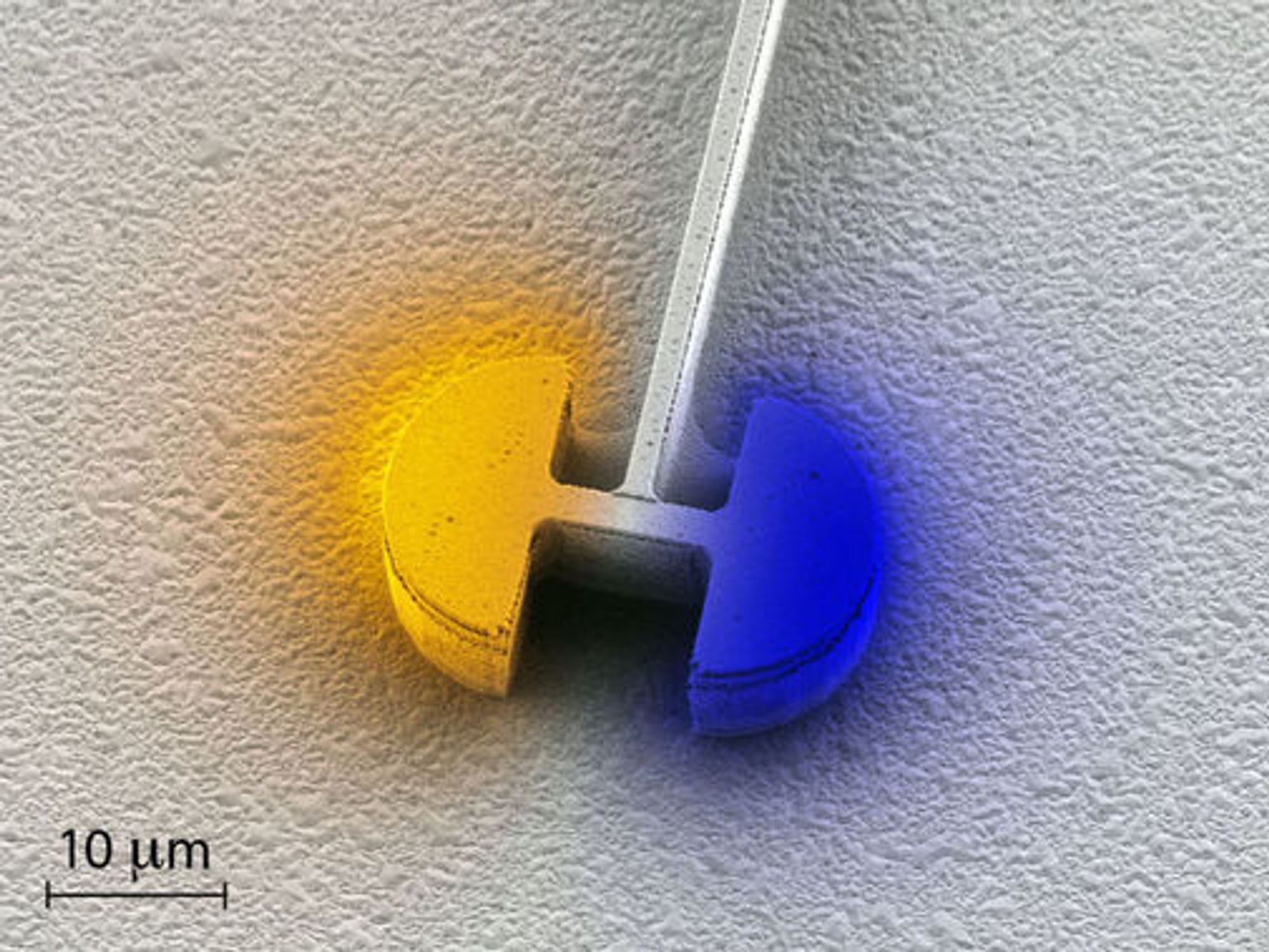 Den sentrale delen av den nye mikrolaseren er den elektriske resonatoren. Den består av to halvsirkelformede kondensatorer som er forbundet via en induktor. Fargeintensiteten representerer styrken på det elektriske feltet, mens selve fargen representerer polariteten.