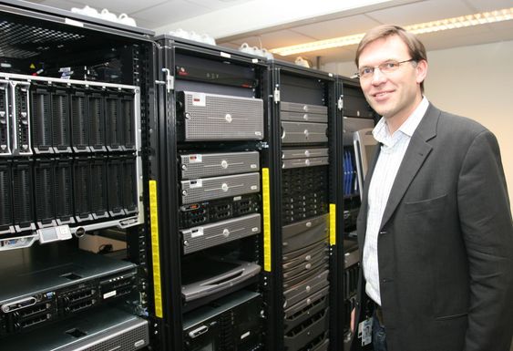 Produktsjef Inge Hjelmfoss i Dell Norge viser stolt frem selskapets «lekerom». Serverrommet benyttes blant annet i forbindelse med seminarer og kurs.