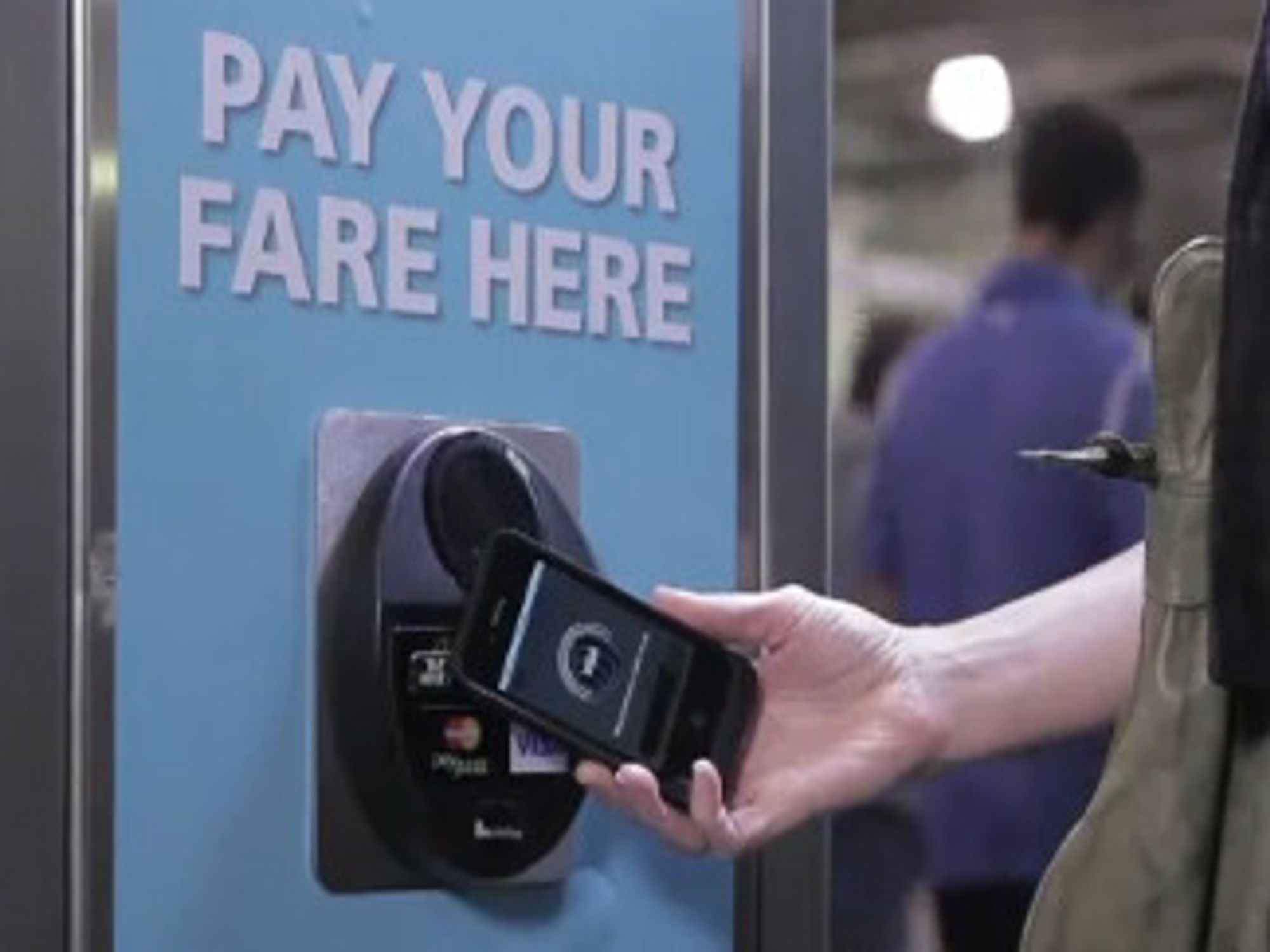 Bruk av NFC-basert betalingssystem for billetter.