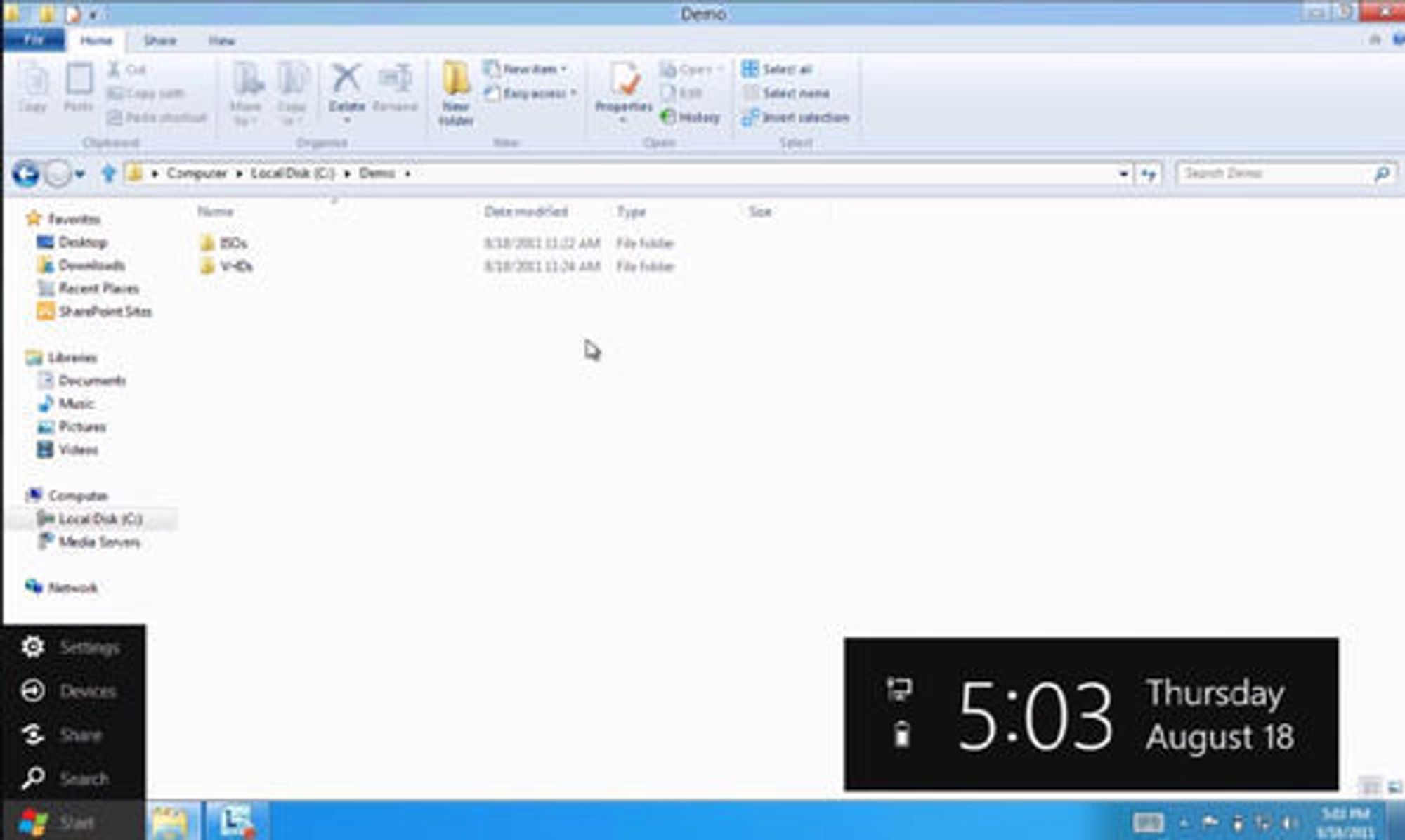 Et førsteinntrykk av hvordan Windows 8 ser ut på dagens stadium. Primært vises oppgavelinjen, Windows Explorer og en del av startmenyen.