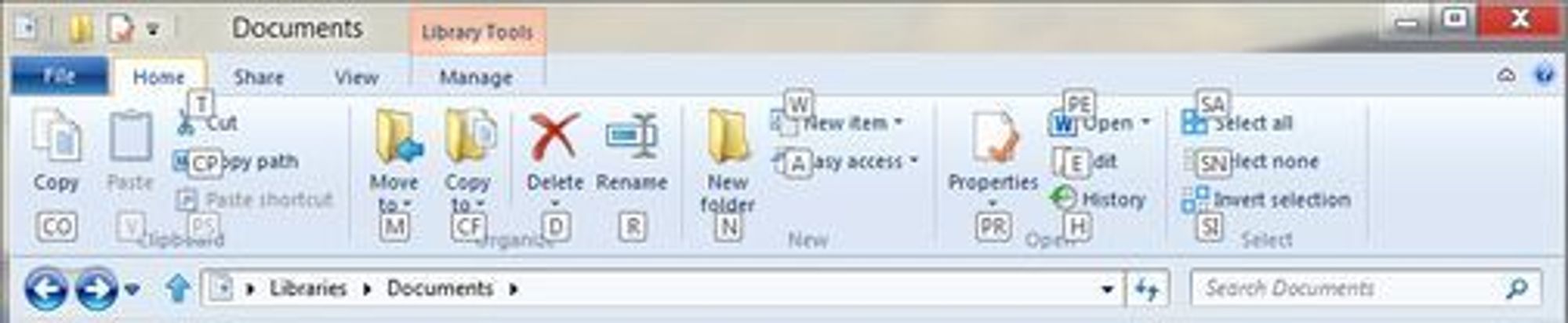 Home-fanen i Windows 8-utgaven av Explorer. Her vises også de tilknyttede tastatursnarveiene.