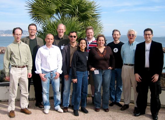 Gruppebilde fra et møte i W3Cs CSS Workgroup i 2006. Ian Hickson står som nummer tre fra høyre. På bildet er også, fra venstre, David Baron, Håkon Wium Lie, Cesar F. Acebal, Bert Bos, Daniel Glazman, Elika Etemad, Kevin Lawver, Molly E. Holzschlag, Steve Zilles og Tantek Çelik.
