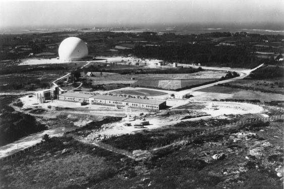 Telstar-bakkestasjonen i Pleumeur Bodou, Bretagne, Frankrike. Denne ble blant annet brukt i forbindelse med den aller første testsendingen via Telstar 1.