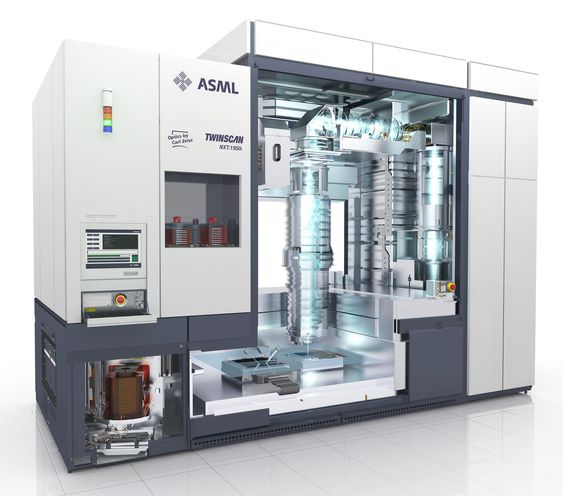 Dagens produkter fra ASML koster mellom 20 og 25 millioner euro per stykk. Framtidens EUV-maskiner for 450 millimeter silisiumskiver ventes kan nå et prisnivå rundt 100 millioner euro per stykk, ifølge analytikere.