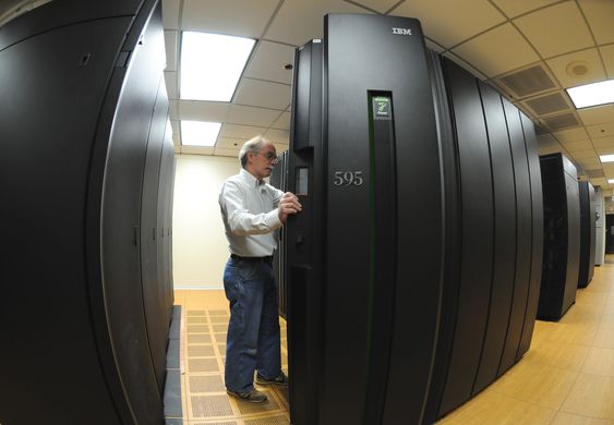 IBM Innovation Systems Engineer James Thoensen ved selskapets Cloud Computing Center i Southbury i delstaten Connecticut. Senteret er et av flere som skal støtte opp om IBMs ulike nettskytjenester.