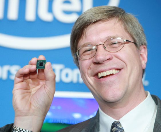 Intels Rob Crooke viser fram Pine View-brikken.