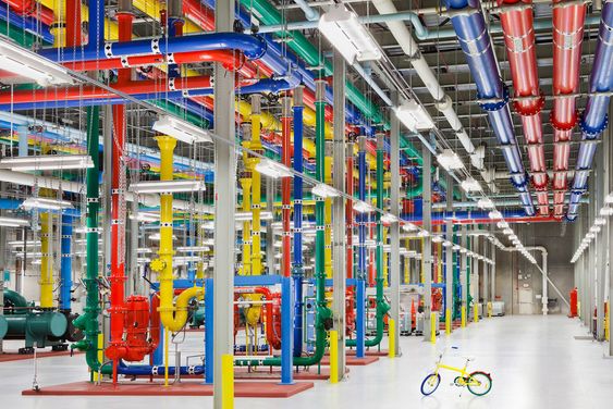 Kjøleanlegg ved Googles datasenter i Douglas County, Georgia. Rørene er malt i ulike farger for å gjøre det enklereå skille mellom hvilke rør som brukes til hva.