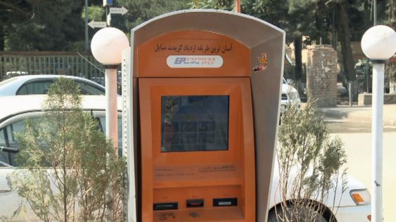 Framfor minibanker, preges Kabul av automater der mobiltelefonbrukere kan fylle opp sine kontantkort.