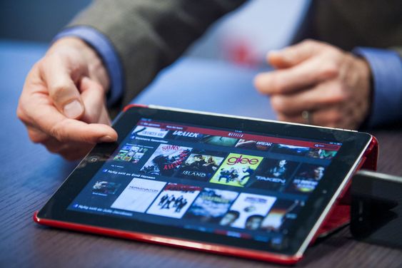 Netflixs algoritmer foreslår filmer og TV-serier basert på analyser av brukernes preferanser. Her demonstrerer selskapet sine tjenester på en iPad.