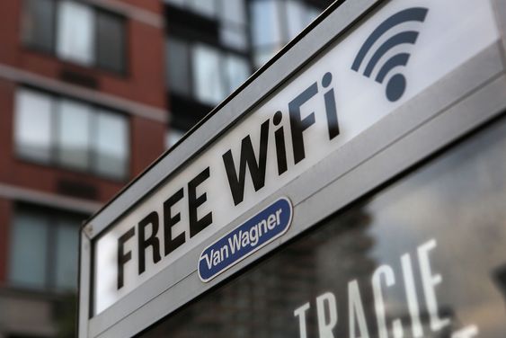 Med 24 prosent av verdens samlede rikdom (brutto nasjonalprodukt) har USA bare 14 prosent av verdens samlede båndbredde. Tilbud om gratis WiFi fra aksesspunkter i telefonkiosker i storbyen New York kan betraktes som et forsøk på å ta igjen land som Russland, Korea og Kina, som alle har en langt høyere andel av verdens båndbredde enn de har av verdens rikdom.
