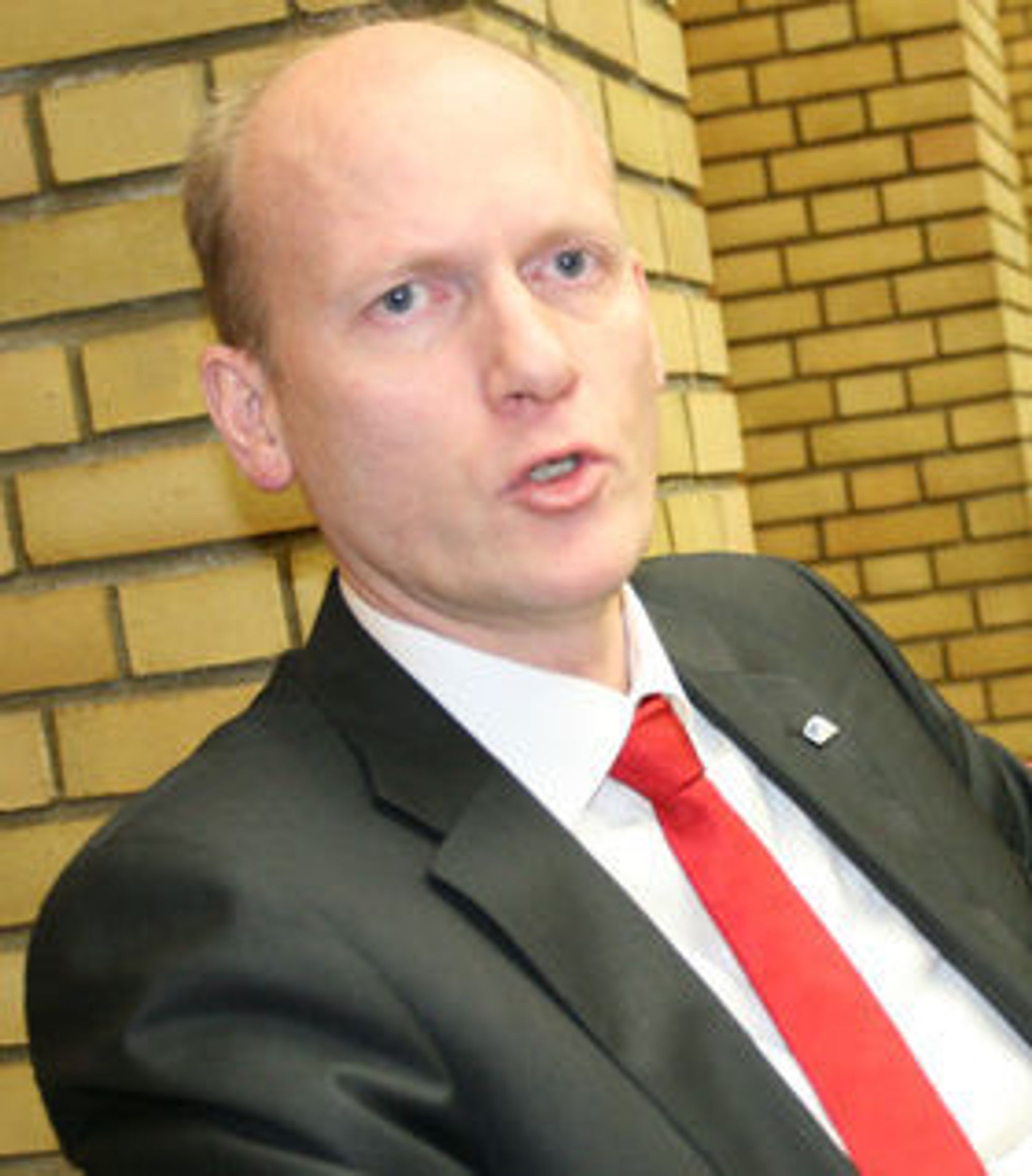 Anders Werp mener norske myndigheter må stille konkrete spørsmål rundt kinesiske myndigheters lovpålagte innsyn i Huaweis virksomhet, og rollen til selskapets partikomite.